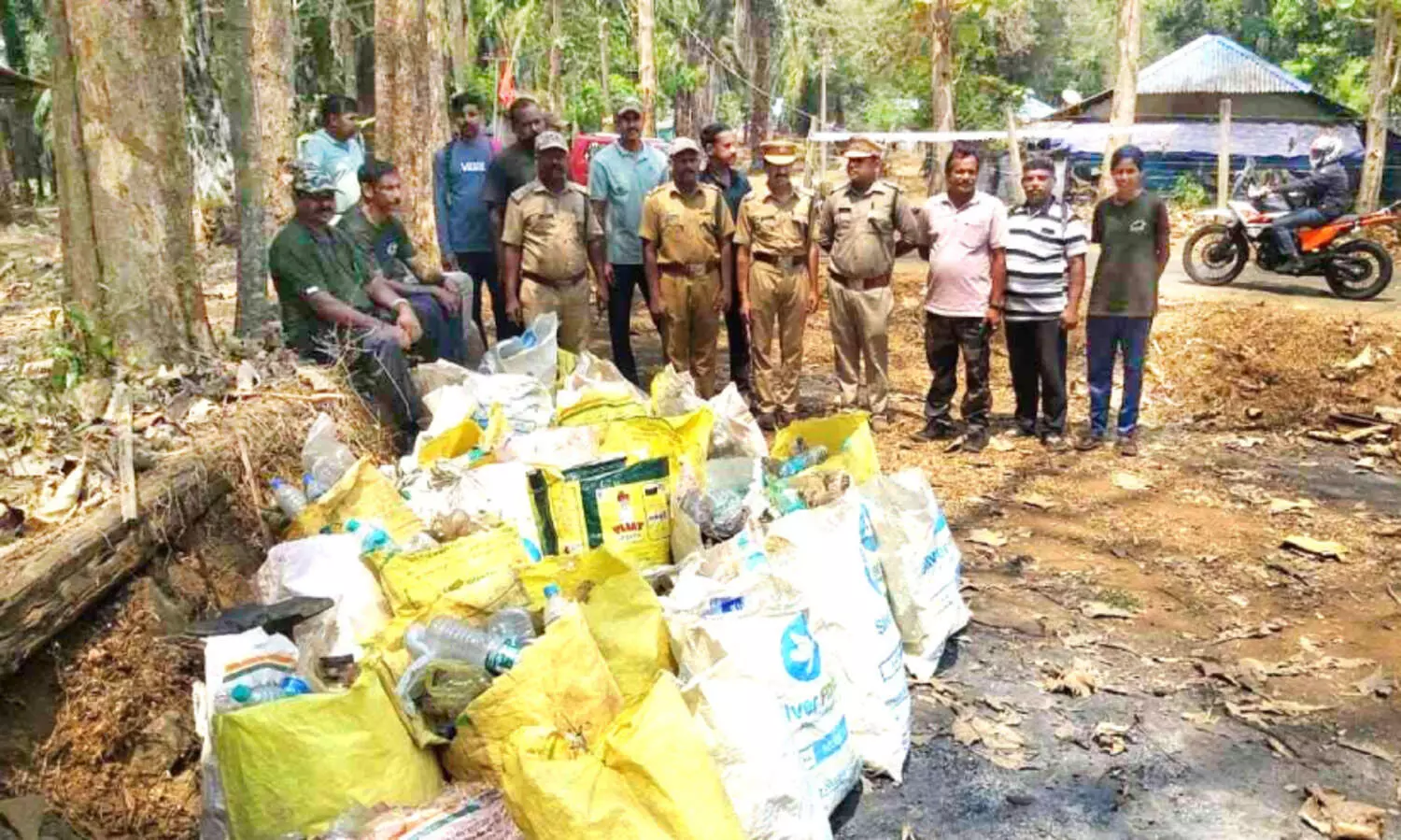 ഏ​ഴാ​റ്റു​മു​ഖം ഗ​ണ​പ​തി​ക്ക് കാ​ലി​ന് പ​രി​ക്ക്; ആ​ന​ത്താ​ര​യി​ൽ വ​നം  വ​കു​പ്പി​ന്റെ ശു​ചീ​ക​ര​ണം