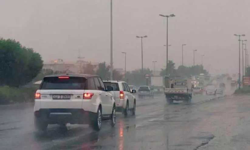 ഇ​ന്നും മ​ഴ​ക്ക് സാ​ധ്യ​ത; ശ​നി​യാ​ഴ്ച ഉ​ച്ച​യോ​ടെ കാ​ലാ​വ​സ്ഥ തെ​ളി​യും