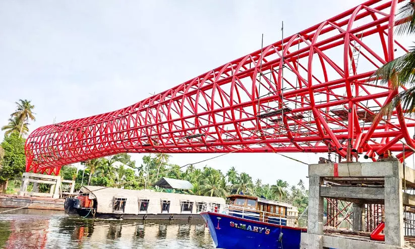 നഗരത്തിലേക്ക്​ ഇനി നടന്നെത്താം; നെഹ്​റുട്രോഫി ‘നടപ്പാലം’ ഫിനിഷിങ്ങിലേക്ക്