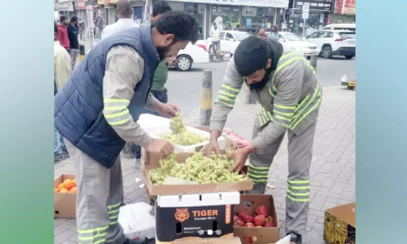 അ​ന​ധി​കൃ​ത തെ​രു​വ് ക​ച്ച​വ​ട​ക്കാ​രെ ഒ​ഴി​പ്പി​ച്ച് കാ​പി​റ്റ​ൽ ഗ​വ​ർ​ണ​റേ​റ്റ്