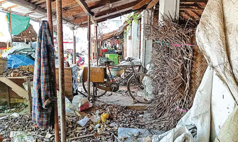 കൊ​ടു​വാ​യൂ​ർ പ​ച്ച​ക്ക​റി മാ​ർ​ക്ക​റ്റ് ന​വീ​ക​ര​ണം അ​നി​ശ്ചി​ത​ത്വ​ത്തി​ൽ