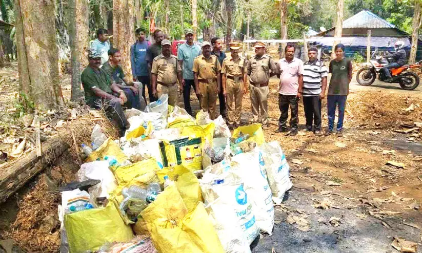 ഏഴാറ്റുമുഖം ഗണപതിക്ക് കാലിന് പരിക്ക്; ആനത്താരയിൽ വനം വകുപ്പിന്റെ ശുചീകരണം ഏഴാറ്റുമുഖം ഗണപതിക്ക് കാലിന് പരിക്ക്; ആനത്താരയിൽ വനം വകുപ്പിന്റെ ശുചീകരണം