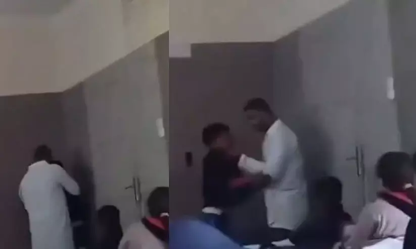 വിദ്യാർത്ഥിയെ ക്രൂരമായി മർദ്ദിച്ച് അധ്യാപകൻ , ക്ലാസ് മുറിയിലെ വീഡിയോ വൈറലാകുന്നു വിദ്യാർത്ഥിയെ ക്രൂരമായി മർദ്ദിച്ച് അധ്യാപകൻ , ക്ലാസ് മുറിയിലെ വീഡിയോ വൈറലാകുന്നു