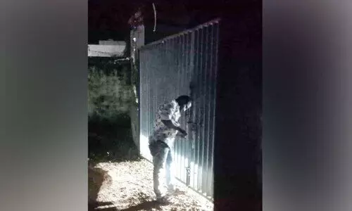 രാത്രിയില് സ്കൂൾ തുറന്ന് അകത്തു കയറിയ പ്രിന്സിപ്പലും ഡ്രൈവറും കസ്റ്റഡിയിൽ രാത്രിയില് സ്കൂൾ തുറന്ന് അകത്തു കയറിയ പ്രിന്സിപ്പലും ഡ്രൈവറും കസ്റ്റഡിയിൽ