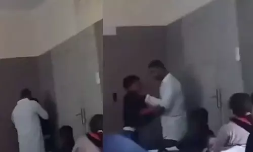 വിദ്യാർത്ഥിയെ ക്രൂരമായി മർദ്ദിച്ച് അധ്യാപകൻ , ക്ലാസ് മുറിയിലെ വീഡിയോ വൈറലാകുന്നു