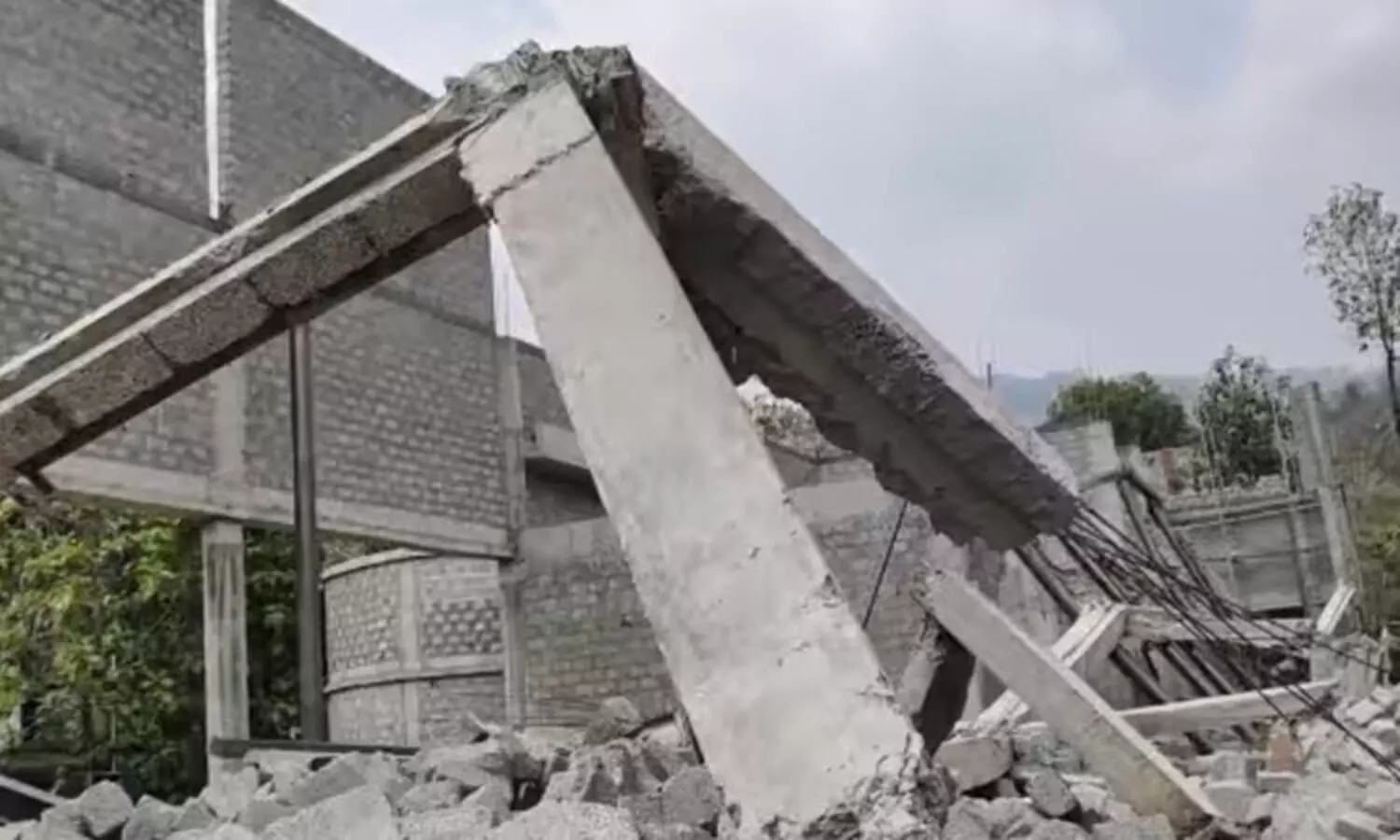 നേര്യമംഗലത്ത് നിർമാണത്തിലിരുന്ന കെട്ടിടം തക‍ർന്നുവീണു