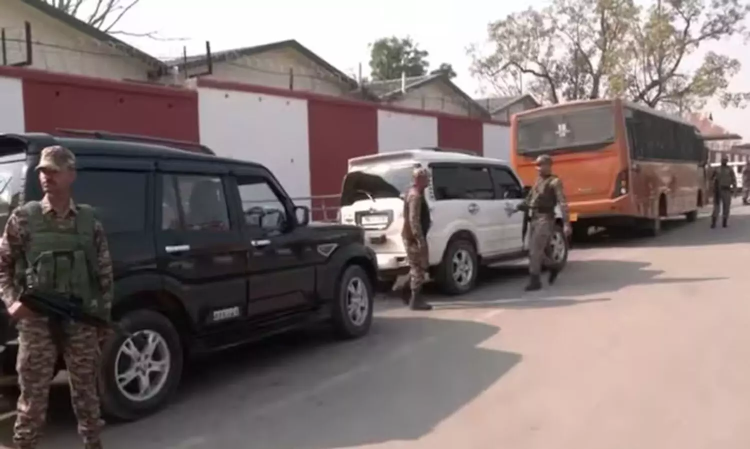 മണിപ്പൂരിൽ പ്രതിഷേധക്കാരും സുരക്ഷാസേനയും തമ്മിൽ വീണ്ടും സംഘർഷം; ബസിന് തീവെച്ചു