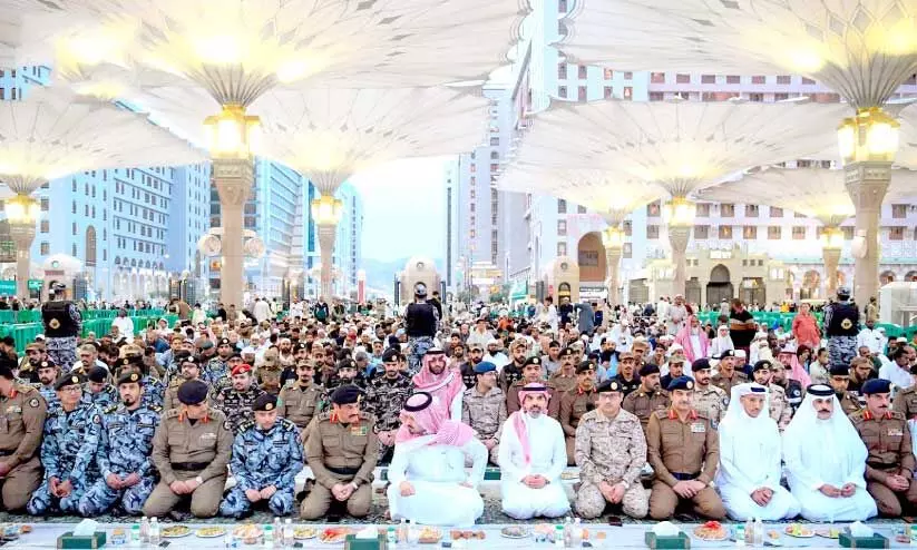 സു​ര​ക്ഷ ഉ​ദ്യോ​ഗ​സ്ഥ​​രോ​ടൊ​പ്പം ഇ​ഫ്​​താ​റി​ൽ പ​​​ങ്കെ​ടു​ത്ത്​ മ​ദീ​ന ഗ​വ​ർ​ണ​ർ