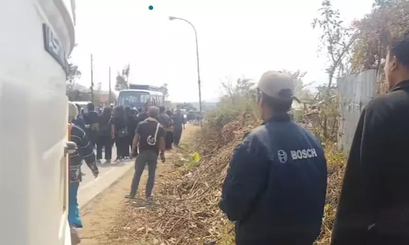 മണിപ്പൂരിൽ സംഘർഷത്തിൽ ഒരാൾ മരിച്ചു; 27 സുരക്ഷാ ജീവനക്കാർക്ക് പരിക്ക്, വാഹനങ്ങൾക്ക് തീയിട്ടു മണിപ്പൂരിൽ സംഘർഷത്തിൽ ഒരാൾ മരിച്ചു; 27 സുരക്ഷാ ജീവനക്കാർക്ക് പരിക്ക്, വാഹനങ്ങൾക്ക് തീയിട്ടു