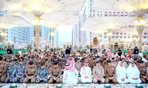 സു​ര​ക്ഷ ഉ​ദ്യോ​ഗ​സ്ഥ​​രോ​ടൊ​പ്പം ഇ​ഫ്​​താ​റി​ൽ പ​​​ങ്കെ​ടു​ത്ത്​ മ​ദീ​ന ഗ​വ​ർ​ണ​ർ