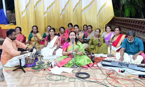 അ​ടു​ക്ക​ള​യി​ൽ​നി​ന്ന് അ​ര​ങ്ങ​ത്തേ​ക്ക്; വീ​ട്ട​മ്മ​മാ​രെ കൈ​പി​ടി​ച്ച് പു​ഷ്പ പ്ര​ഭാ​ക​ര​ൻ