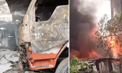 കളമശ്ശേരിയില്‍ കിടക്കക്കമ്പനിയുടെ ഗോഡൗണില്‍ വന്‍ തീപിടിത്തം; ഹൈടെൻഷൻ വൈദ്യുതി ലൈൻ പൊട്ടിവീണു