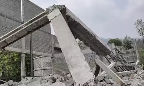 നേര്യമംഗലത്ത് നിർമാണത്തിലിരുന്ന കെട്ടിടം തക‍ർന്നുവീണു