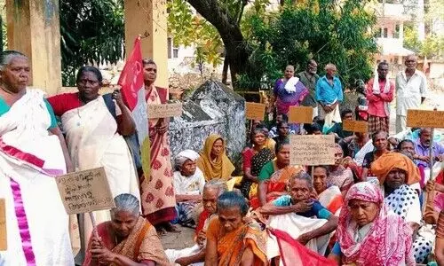 വനിത ദിനത്തിൽ കുളത്തൂപുഴ പൊലീസ് സ്റ്റേഷന് മുന്നിൽ അരിപ്പ ഭൂസമരക്കാർ പ്രതിഷേധ ധർണ നടത്തി