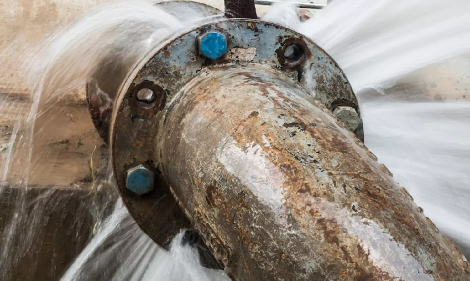 ജലനിധി പൈപ്പ് പൊട്ടി കുടിവെള്ളം പാഴാകുന്നു