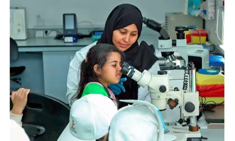 ലോ​ക വ​നി​ത​ദി​നം; സ്ത്രീ ​ജീ​വ​ന​ക്കാ​ർ​ക്കൊ​പ്പം ആ​ഘോ​ഷി​ച്ച്​​ അ​ൽ​ഐ​ൻ മൃ​ഗ​ശാ​ല