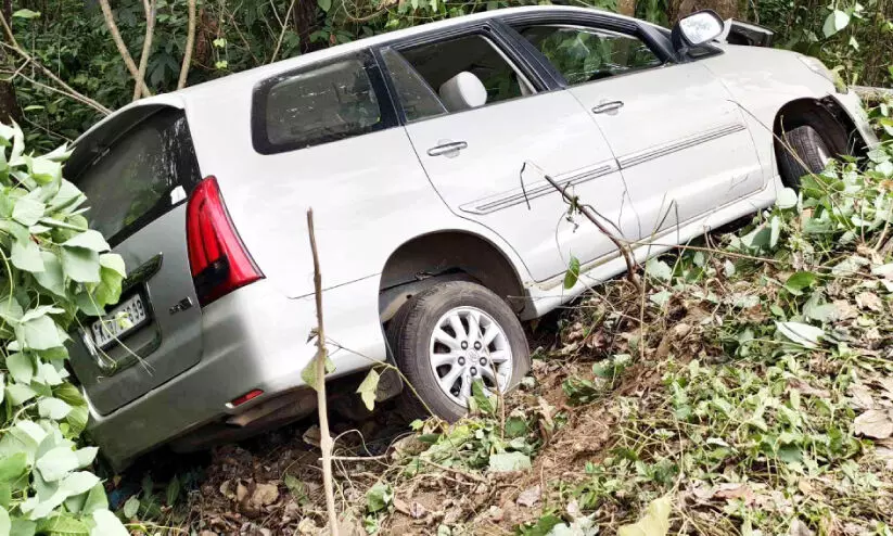 കാർ നിയന്ത്രണംവിട്ട് മറിഞ്ഞു