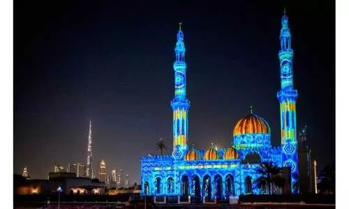 വ​ർ​ണ​വെ​ളി​ച്ച​ത്തി​ൽ തി​ള​ങ്ങി ദു​ബൈ​യി​ലെ പ​ള്ളി​ക​ൾ