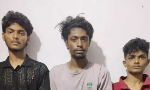 പ​ശു​ക്കി​ടാ​വി​നെ ക​ട​ത്തി​യ കാ​ർ ടി​പ്പ​റി​ൽ ഇ​ടി​ച്ചു; പു​ഴ​യി​ൽ ചാ​ടി​യ യാ​ത്ര​ക്കാ​രെ പി​ടി​കൂ​ടി