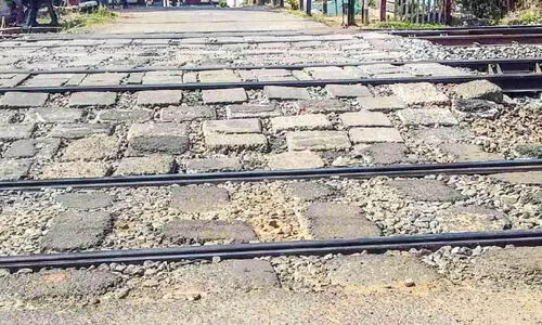 സ്ലാബുകൾ  പൂർവസ്ഥിതിയിലാക്കിയില്ല; ‘അപകടയാത്ര’യൊരുക്കി വേങ്ങ കരാൽ ജങ്​ഷൻ റെയിൽവേ ഗേറ്റ്