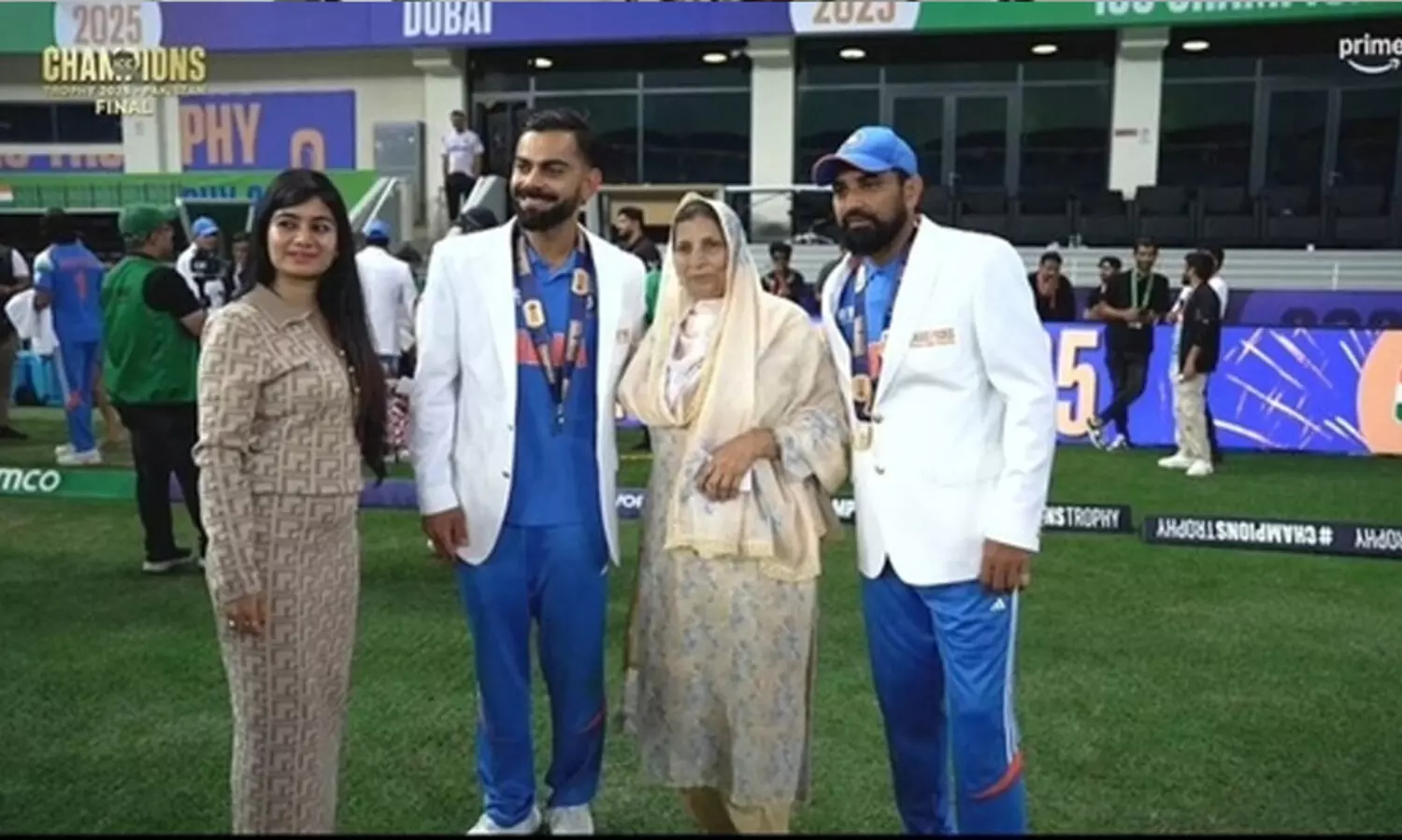 ഷമിയുടെ മാതാവിന്‍റെ കാൽതൊട്ട് വണങ്ങി കോഹ്ലി; ആരാധകരുടെ ഹൃദയം കവർന്ന് സൂപ്പർതാരം; വിഡിയോ വൈറൽ