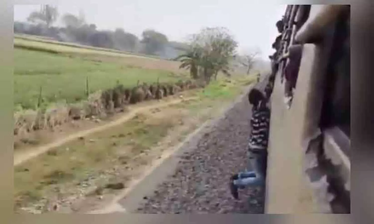 ഓടിക്കൊണ്ടിരുന്ന ട്രെയിനിൽ തൂങ്ങി സാഹസം കാട്ടി യുവാവ്; വൈറലായി വീഡിയോ