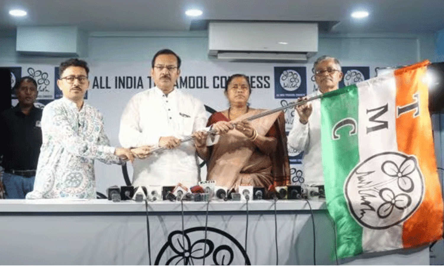 കൊൽക്കത്തയിൽ തിരിച്ചടി നേരിട്ട് ബി.ജെ.പി; നിയമസഭാ തെരഞ്ഞെടുപ്പിന് മുന്നോടിയായി തപസി മൊണ്ടൽ തൃണമൂൽ കോൺഗ്രസിൽ ചേർന്നു