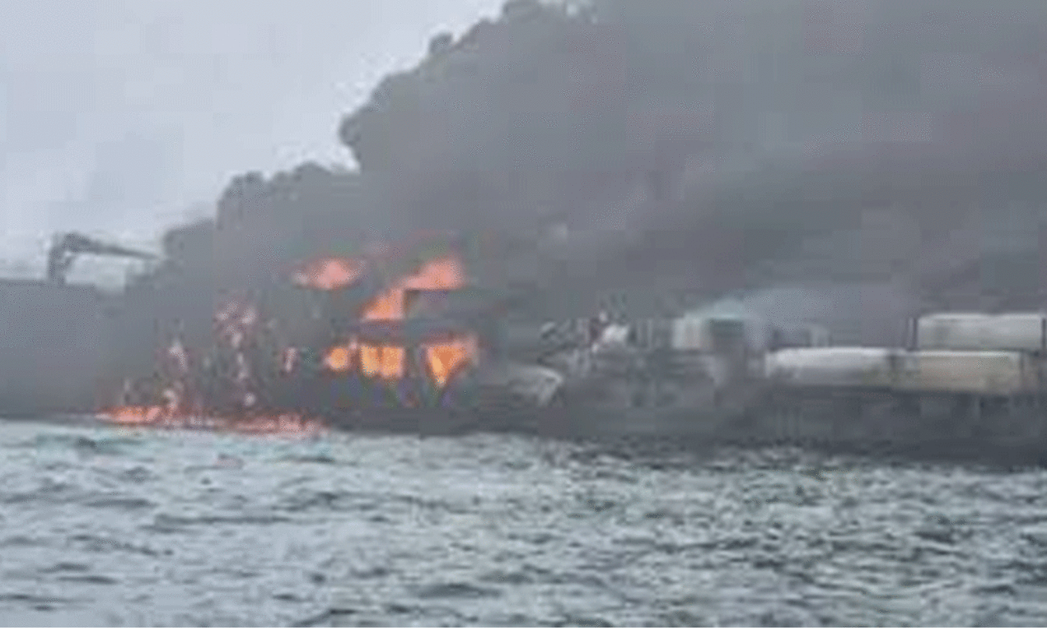 കപ്പലുകൾ കൂട്ടിയിടിച്ച് 32 പേർക്ക് പരിക്ക്