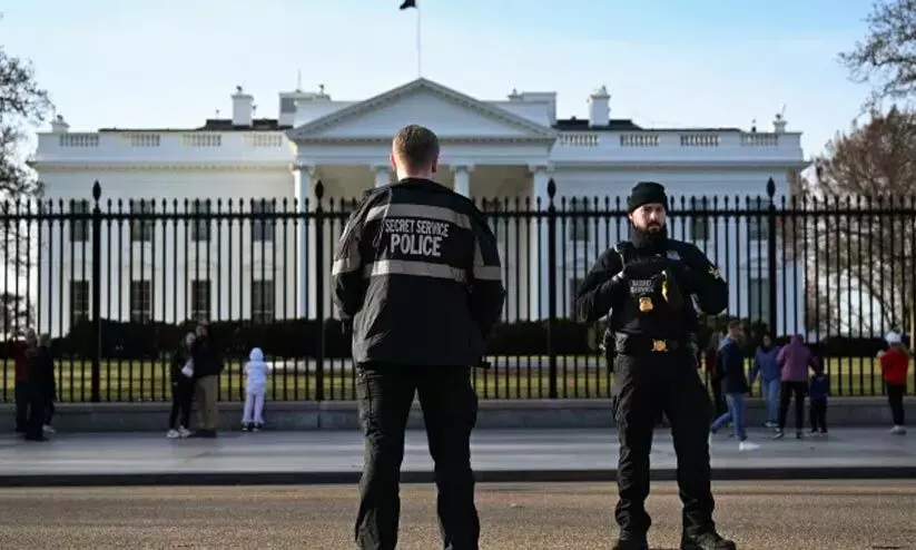 വൈറ്റ് ഹൗസിന് സമീപം വെടിവെപ്പ്; അക്രമിയെ സീക്രട്ട് സർവിസ് വെടിവെച്ച് കൊന്നു വൈറ്റ് ഹൗസിന് സമീപം വെടിവെപ്പ്; അക്രമിയെ സീക്രട്ട് സർവിസ് വെടിവെച്ച് കൊന്നു