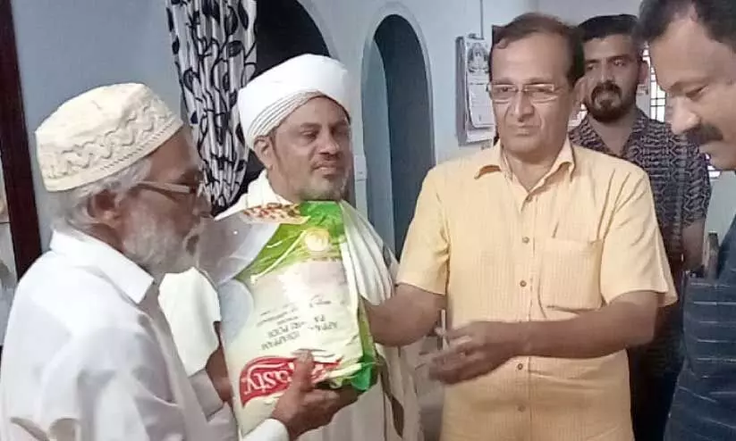 സൗ​ദി ത​ളി​ക്കു​ളം മ​ഹ​ല്ല് കൂ​ട്ടാ​യ്മ ഇ​ഫ്താ​ർ കി​റ്റ് വി​ത​ര​ണം ന​ട​ത്തി