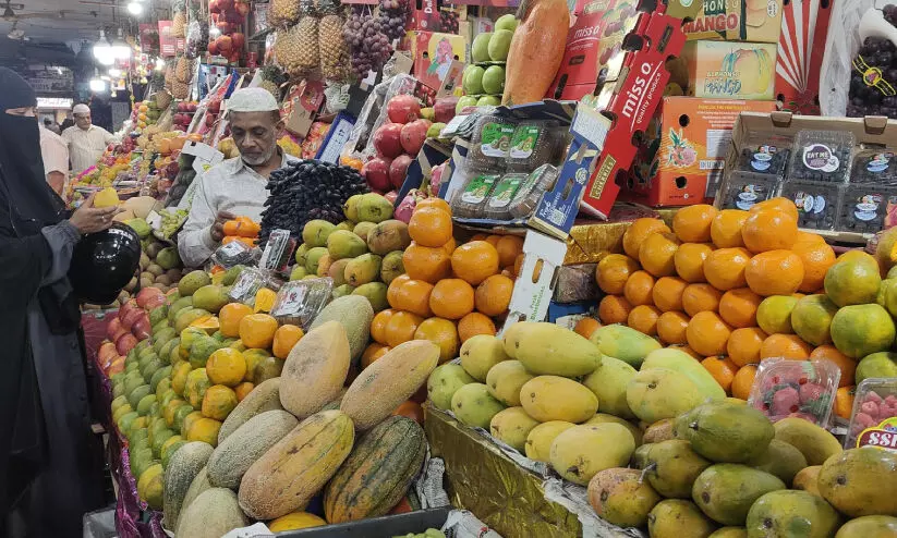 സ്വ​ദേ​ശി​യും വി​ദേ​ശി​യു​മാ​യി റ​മ​ദാ​നി​ൽ സ​ജീ​വ​മാ​യി പ​ഴം വി​പ​ണി