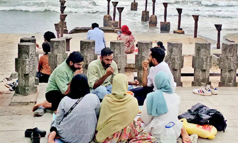 പുതുകാഴ്ചയായി കടൽക്കാറ്റേറ്റുള്ള നോമ്പുതുറക്കൂട്ടങ്ങൾ