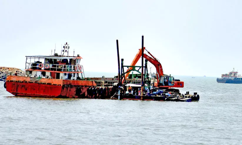 ക​ല്ലാ​യി​പ്പു​ഴ​യി​ൽ​നി​ന്ന് ആ​റ് ലോ​ഡ് ച​ളി നീ​ക്കി