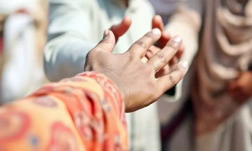 ഫാ​ക് കു​ർ​ബ വീ​ണ്ടും സ​ഹാ​യ​വു​മാ​യി ആ ‘​ക​ര’​ങ്ങ​ളെ​ത്തി