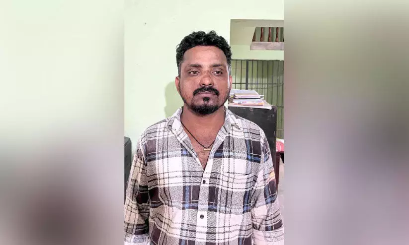 വീ​ട്ടി​ൽ മ​ദ്യ​വി​ൽ​പ​ന: യു​വാ​വ് പി​ടി​യി​ൽ