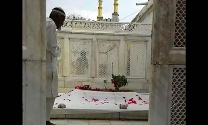 ഔറംഗസീബിന്റെ ശവകുടീരം നീക്കണം -ശിവജിയുടെ പിൻമുറക്കാരനായ ബി.ജെ.പി എം.പി ഔറംഗസീബിന്റെ ശവകുടീരം നീക്കണം -ശിവജിയുടെ പിൻമുറക്കാരനായ ബി.ജെ.പി എം.പി