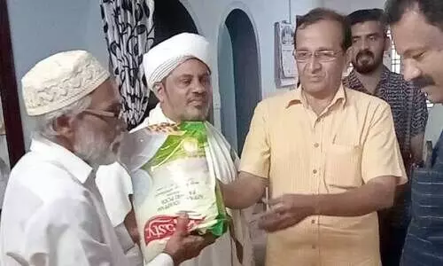 സൗ​ദി ത​ളി​ക്കു​ളം മ​ഹ​ല്ല് കൂ​ട്ടാ​യ്മ ഇ​ഫ്താ​ർ കി​റ്റ് വി​ത​ര​ണം ന​ട​ത്തി