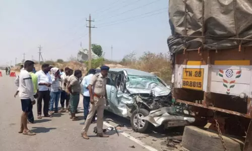 കാ​ർ നി​ർ​ത്തി​യി​ട്ട ലോ​റി​യി​ൽ ഇ​ടി​ച്ച് അ​ഞ്ചു​പേ​ർ മ​രി​ച്ചു