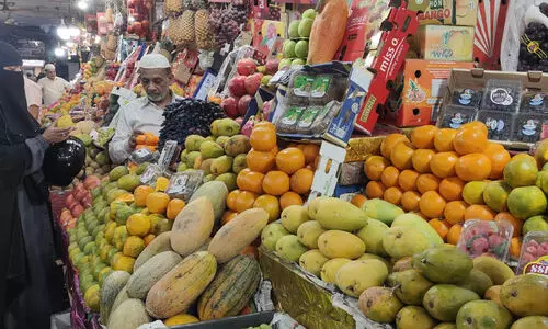 സ്വ​ദേ​ശി​യും വി​ദേ​ശി​യു​മാ​യി റ​മ​ദാ​നി​ൽ സ​ജീ​വ​മാ​യി പ​ഴം വി​പ​ണി