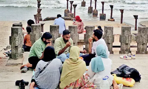 പുതുകാഴ്ചയായി കടൽക്കാറ്റേറ്റുള്ള നോമ്പുതുറക്കൂട്ടങ്ങൾ