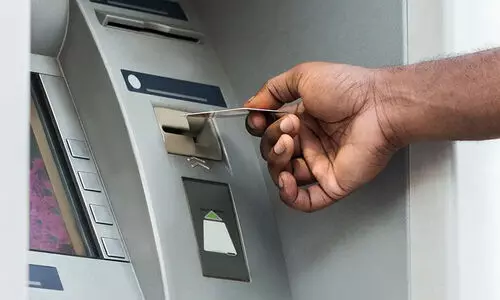 പി​ൻ ന​മ്പ​ർ മാ​റാ​നെ​ത്തി; എ.​ടി.​എ​മ്മി​ൽ ​നി​ന്ന് 20,000 രൂ​പ ല​ഭി​ച്ചു