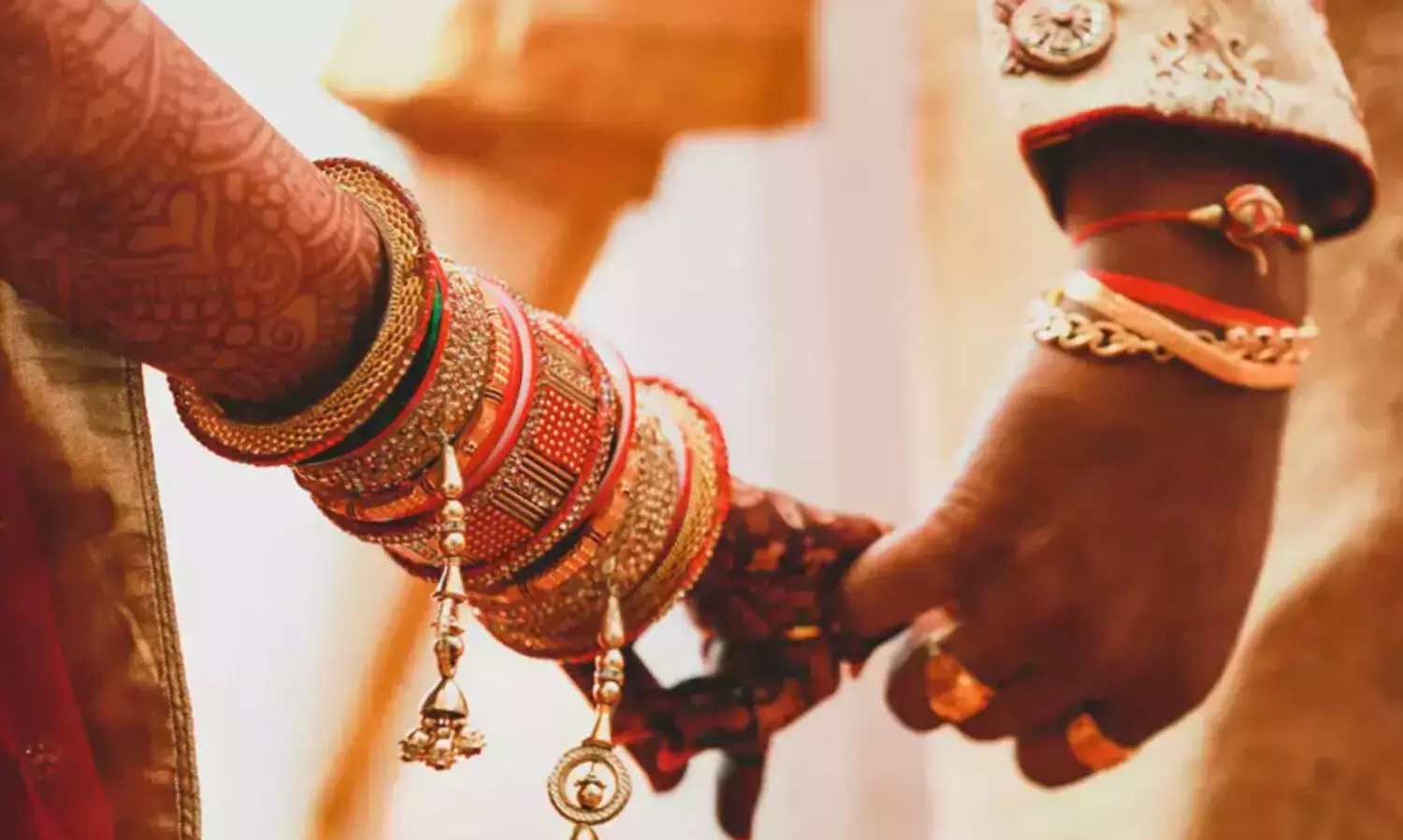 തോക്കിന്റെ പിൻഭാഗം കൊണ്ട് തലക്കടിച്ചു, ഭീഷണിപ്പെടുത്തി; വിവാഹ ഘോഷയാത്രക്കിടെ ദലിത് വരന് മർദ്ദനം