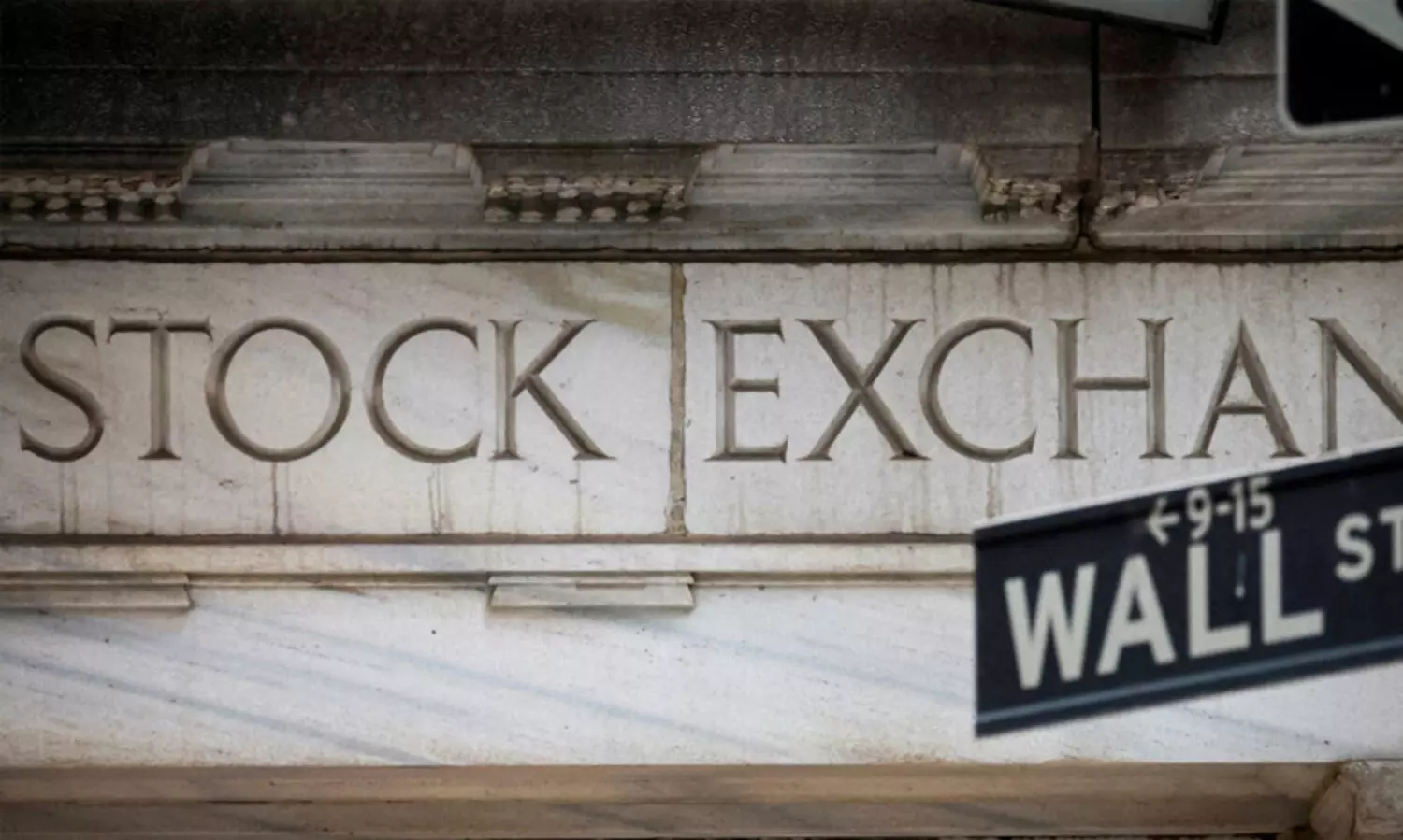 ആപ്പിളിന്റെ ഒരു ദിവസത്തെ നഷ്ടം 1500 കോടി; ടെക് കമ്പനികളുടെ ആകെ നഷ്ടം 6500 കോടി, യു.എസിന് ഇതെന്തുപ്പറ്റി ​?