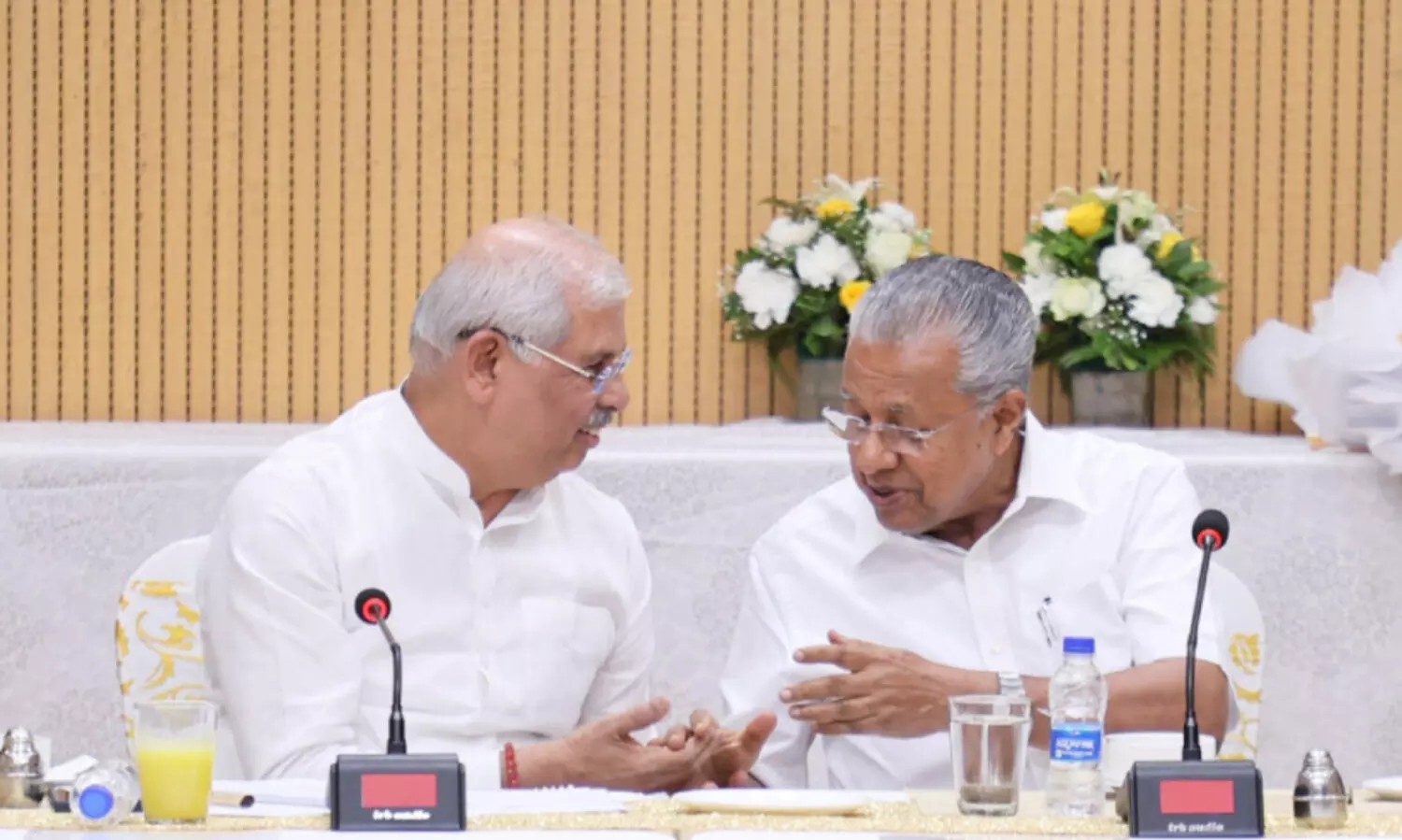 മു​ഖ്യ​മ​ന്ത്രി​ക്കും എം.​പി​മാ​ർ​ക്കും ഗ​വ​ർ​ണ​റു​ടെ അ​ത്താ​ഴ​വി​രു​ന്ന്