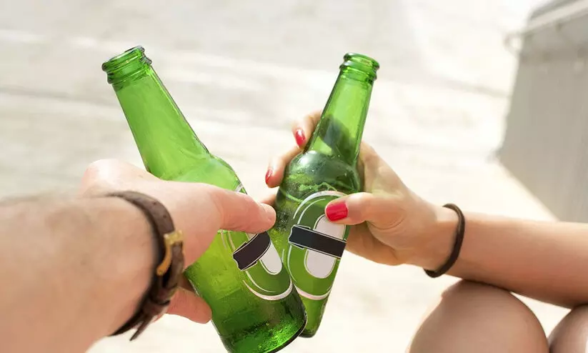 പൊ​തു​യി​ട​ത്ത്​ മ​ദ്യ​പി​ച്ചു; യു​വ​തി​ക്ക്​ ത​ട​വും പി​ഴ​യും ശി​ക്ഷ