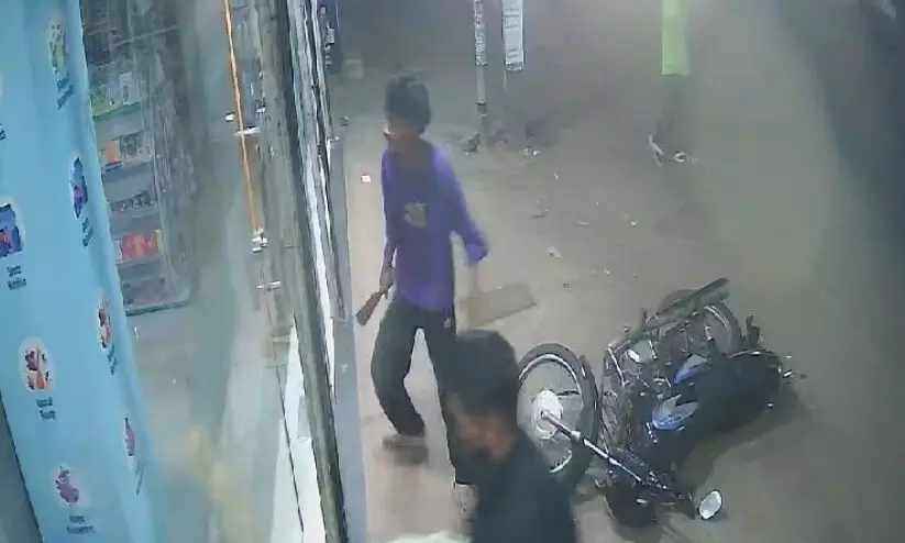 യുവാക്കളുടെ സംഘം മെഡിക്കൽ സ്റ്റോർ ആക്രമിച്ചു