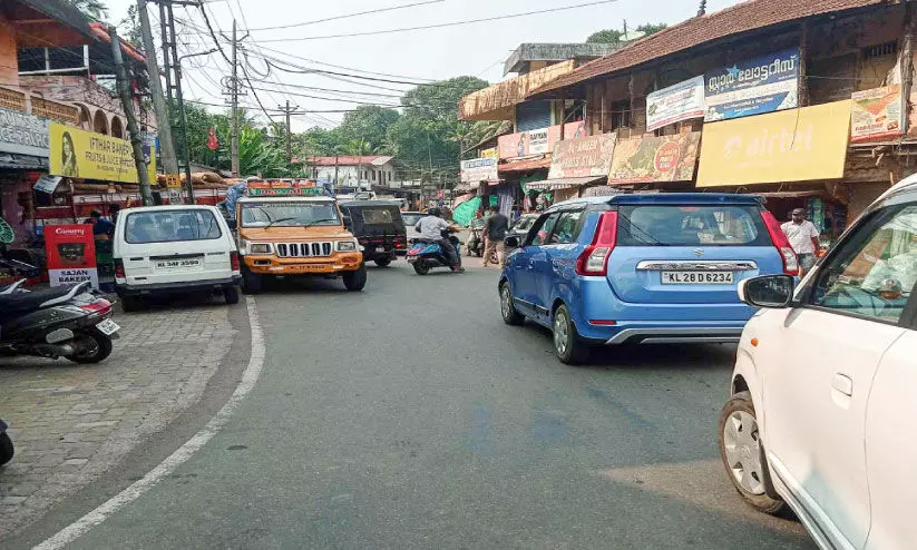അനധികൃത പാർക്കിങ്; കുരുക്കഴിയാതെ ചുങ്കപ്പാറ ടൗൺ; വാ​ഹ​ന​ങ്ങ​ൾ പാ​ർ​ക്ക് ചെ​യ്തി​ട്ട് പോ​കു​ന്ന​ത് വ്യാ​പാ​രി​ക​ൾ​ക്കും ദു​രി​തം