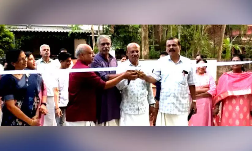 പിതാവിന്റെ പേരിൽ റോഡ് നിർമിച്ച് മക്കൾ പിതാവിന്റെ പേരിൽ റോഡ് നിർമിച്ച് മക്കൾ