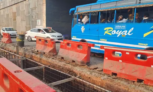 ഇ​ഴ​ഞ്ഞുനീ​ങ്ങി ഓ​വു​ചാ​ൽ നി​ർ​മാ​ണം; മൊഗ്രാലിൽ ഗ​താ​ഗ​ത​ത​ട​സ്സം