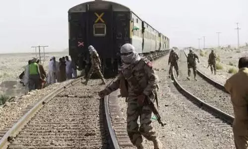 യാത്ര തീവണ്ടിയെ ടണലിനുള്ളിൽ കുടുക്കി; കുതിച്ചെത്തി ഭീകരർ, പാകിസ്താനിലെ ട്രെയിൻ റാഞ്ചൽ തന്ത്രപരമായി